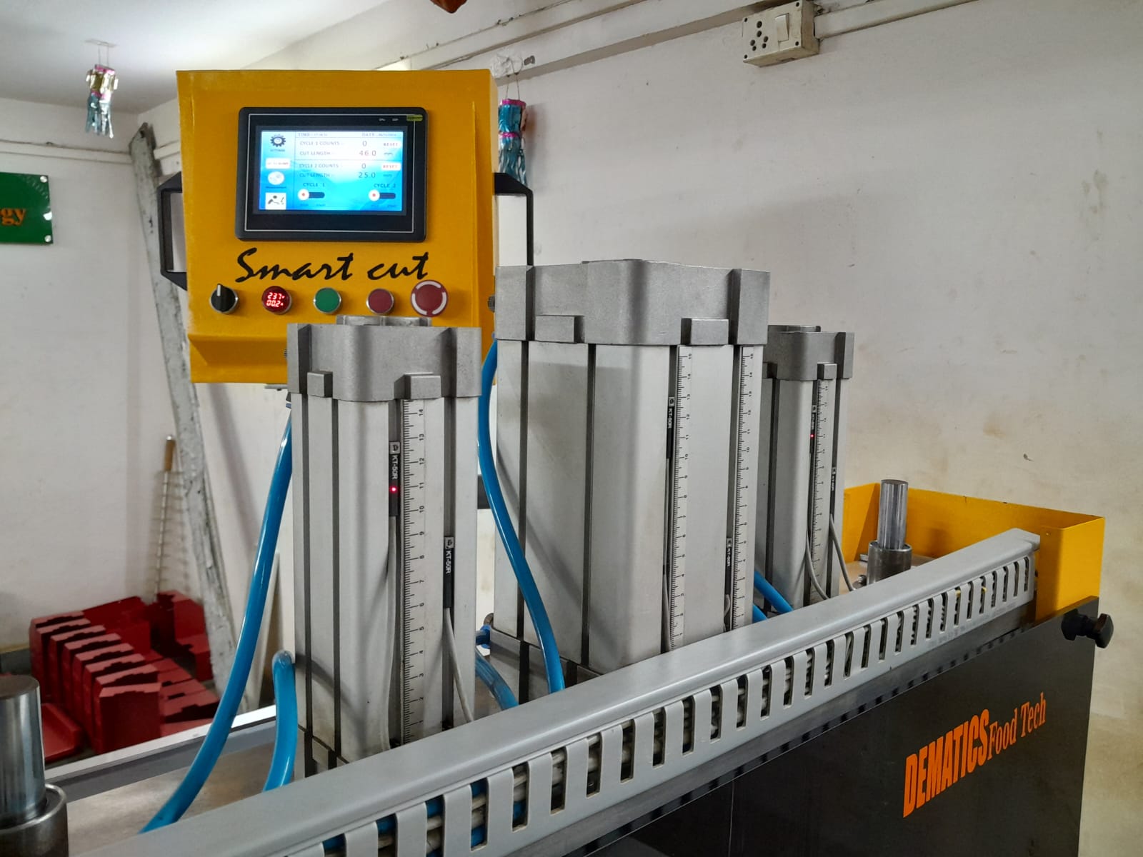 Sweet cutting machine pneumatic cylinders and stainless steel cutting blade assembly